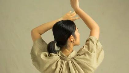 小区业主还原于朦胧坠楼细节：友人曾用衣物遮面，警方排除刑嫌